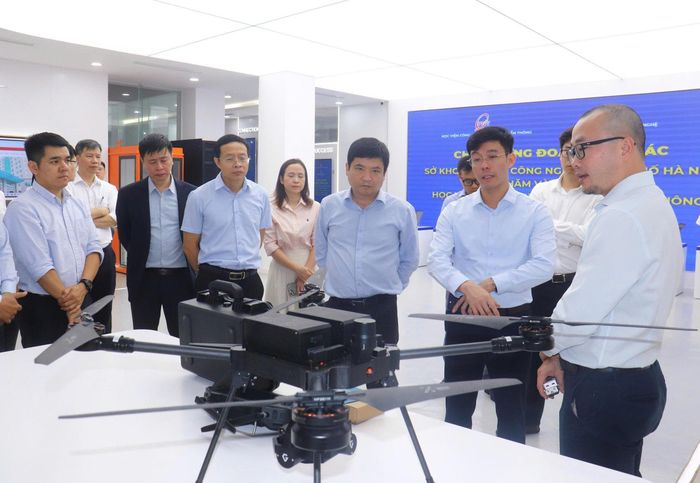 Sở Khoa học và Công nghệ Hà Nội làm việc với Học viện Công nghệ Bưu chính Viễn thông nhằm thúc đẩy triển khai các nhiệm vụ khoa học, công nghệ, đổi mới sáng tạo và chuyển đổi số phục vụ phát triển Thủ đô. Ảnh: Diệu Phương