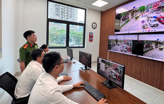 Thượng tá Hoàng Ngọc Cương, Trưởng Công an phường Cầu Giấy giám sát hoạt động tại Trung tâm giám sát "5 điểm nghẽn" phường Cầu Giấy. Ảnh: Vân Nhi