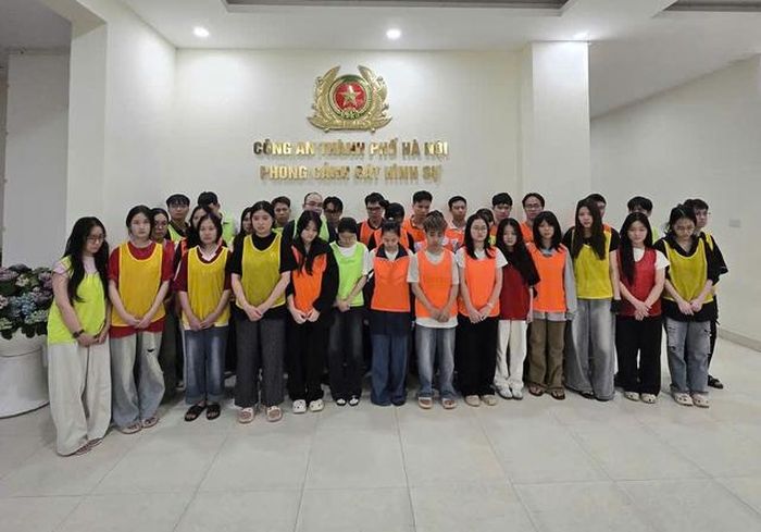 Các đối tượng bị bắt giữ tại cơ quan Công an. Ảnh: CAHN