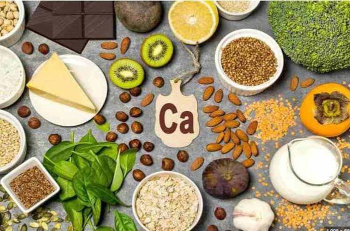 Thực phẩm giàu canxi như đậu nành và đậu phụ, ngũ cốc nguyên hạt, hải sản, các loại hạt, sữa, pho mát, cá hồi, rau xanh, hạnh nhân nhồi, đậu...