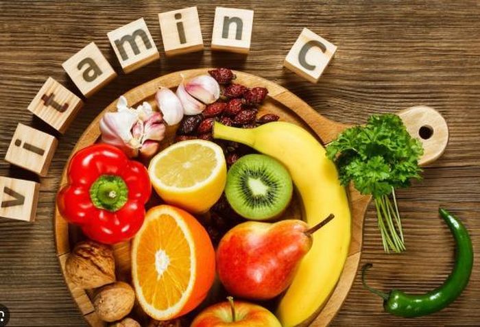 Để giảm đau và tăng khả năng hồi phục sau chấn thương, người bệnh nên tăng cường ăn nhiều thực phẩm giàu vitamin C như cam, kiwi, bông cải xanh, bưởi, đu đủ, dâu tây, cà chua...