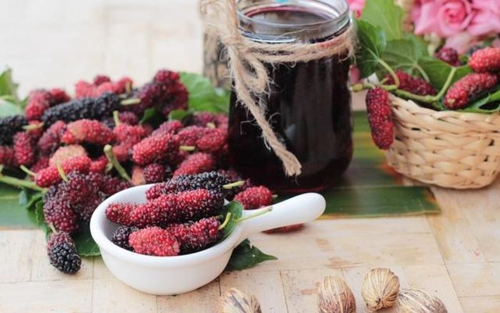 Dâu tằm nghiền có thể dùng để ủ tóc nhằm cung cấp độ ẩm và dưỡng chất trực tiếp cho da đầu.