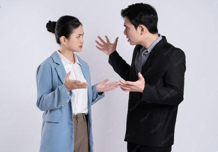 Khi ai đó chia sẻ sự tổn thương hoặc không hài lòng, thay vì tìm hiểu nguyên nhân, người có EQ thấp lại quy kết rằng đối phương "quá nhạy cảm". Ảnh minh họa