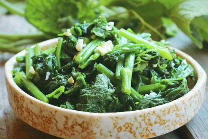 Rau bí xào tỏi là món ngon đơn giản và phổ biến nhất. Tuy thời gian sơ chế hơi lâu vì phải tước rau nhưng đổi lại bạn sẽ có môt món ăn đẳng cấp nhà hàng nếu xào và giữ được độ xanh của rau.