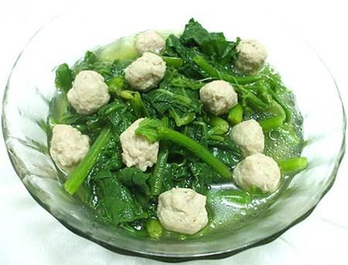 Ngoài xào, rau bí còn có thể dùng để nấu canh. Canh rau bí nấu mọc giò sống là món ăn được nhiều người yêu thích trong ngày hè. (Ảnh: phunutoday)
