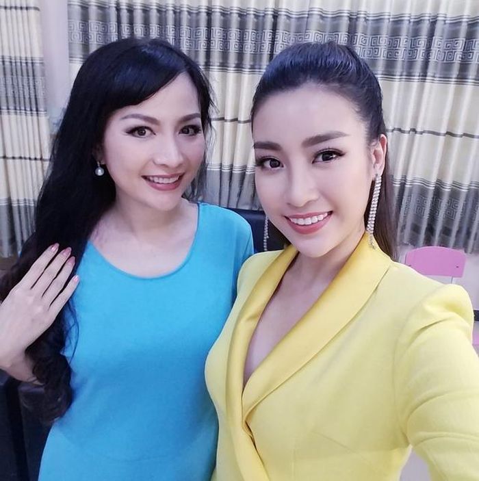 Nguyễn Thiên Nga sau thời gian đau khổ đó dần lấy lại được trạng thái cảm xúc bình thường nhờ con trai. Theo chị, con trai chính là động lực để chị bớt đau sau biến cố. Trong ảnh là khoảnh khắc Nguyễn Thiên Nga gặp Hoa hậu Đỗ Mỹ Linh khi về nước. Chị dành lời khen cho Đỗ Mỹ Linh vì đức tính tốt đẹp như thông minh, nhân hậu.