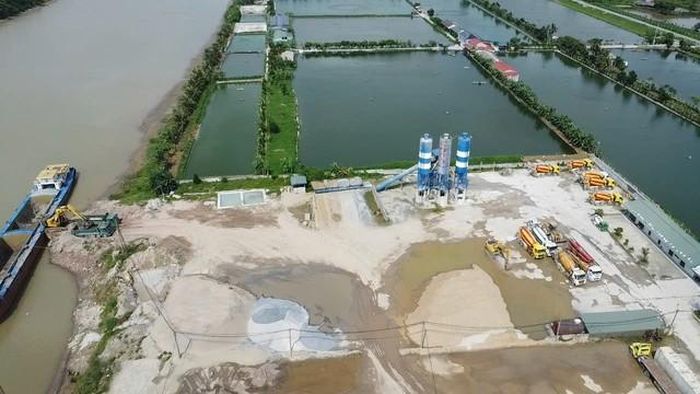 Trạm trộn bê tông được xây dựng ở ven sông Luộc, xã Minh Thọ, tỉnh Hưng Yên - (ảnh Nhật Tân).