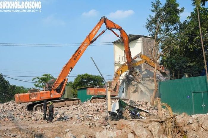 Song song đó, công tác giải phóng mặt bằng khu vực ngõ 310 Nghi Tàm để phục vụ thi công đường dẫn lên cầu cũng đang được gấp rút triển khai. Nhiều máy móc được huy động để phá dỡ, tạo mặt bằng sạch để triển khai dự án theo đúng tiến độ.
