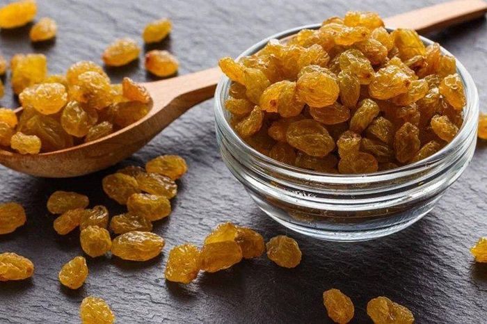 Đông y còn sử dụng nho khô trong một số bài thuốc bổ gan thận và hỗ trợ phục hồi sức khỏe sau ốm.