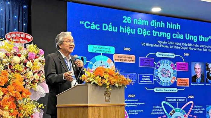 GS.TS.BS Nguyễn Chấn Hùng vừa chủ tọa vừa báo cáo tại phiên toàn thể hội nghị khoa học Bệnh viện Ung Bướu TPHCM năm 2026.