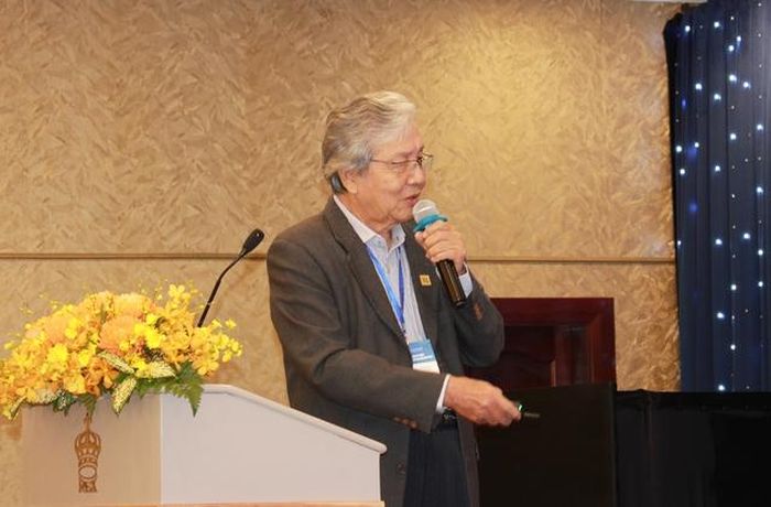 GS. Nguyễn Chấn Hùng nguyên là Giám đốc Bệnh viện Ung Bướu TPHCM, Chủ tịch Hội Ung thư Việt Nam. Trải qua nửa thế kỷ gắn bó với ngành ung thư, ông đúc kết, cô đọng nhiều nguyên lý phòng bệnh bằng thơ, vè.
