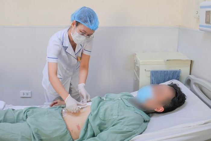Bệnh nhân ghép thận tự thân đang được chăm sóc tại bệnh viện.
