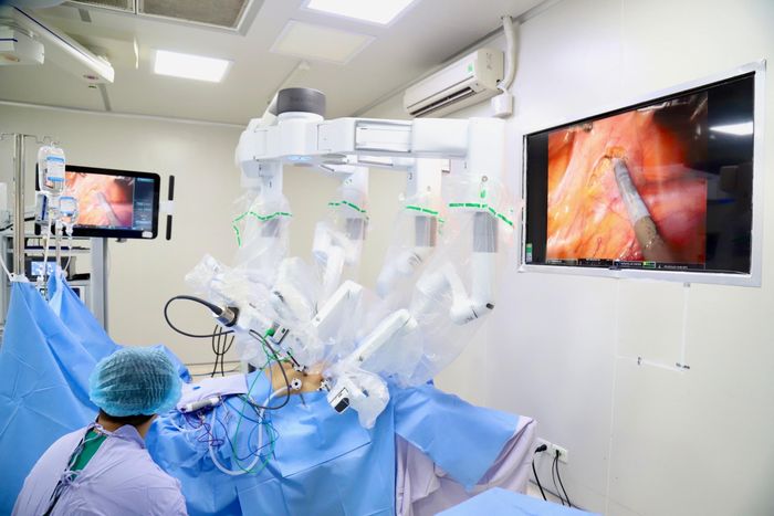 Phẫu thuật robot mang lại nhiều ưu thế vượt trội so với phẫu thuật truyền thống hay nội soi thông thường như: loại bỏ được toàn bộ tế bào ung thư mà vẫn bảo tồn được tối đa tế bào lành như mạch máu lớn, thần kinh, đặc biệt là thần kinh tiết niệu sinh dục, kiểm soát mất máu trong mổ tốt hơn, bệnh nhân hồi phục nhanh hơn...