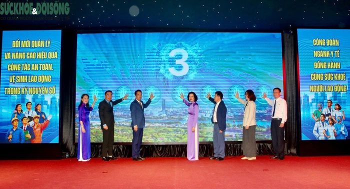 Các đại biểu thực hiện nghi thức ấn nút phát động triển khai phong trào thi đua “Công đoàn ngành Y tế đồng hành cùng sức khỏe người lao động giai đoạn 2026-2030” - lan tỏa thông điệp chăm lo, bảo vệ người lao động.