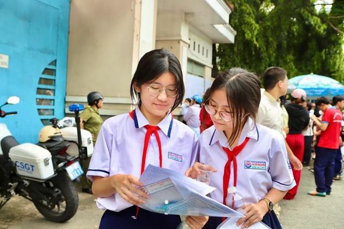 Các thí sinh cùng chia sẻ về các câu hỏi trong đề thi môn Toán.