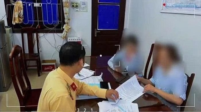 Hình ảnh CSGT làm việc với người vi phạm (người ngoài cùng, từ phải sang). Ảnh: Cắt từ clip.