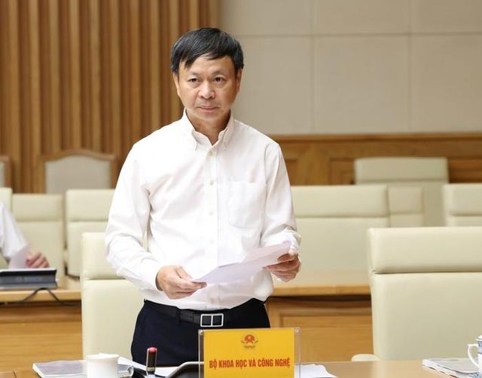 Thứ trưởng Bộ KH&CN Hoàng Minh báo cáo tại Hội nghị.
