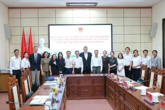 Các đại biểu chụp ảnh lưu niệm.