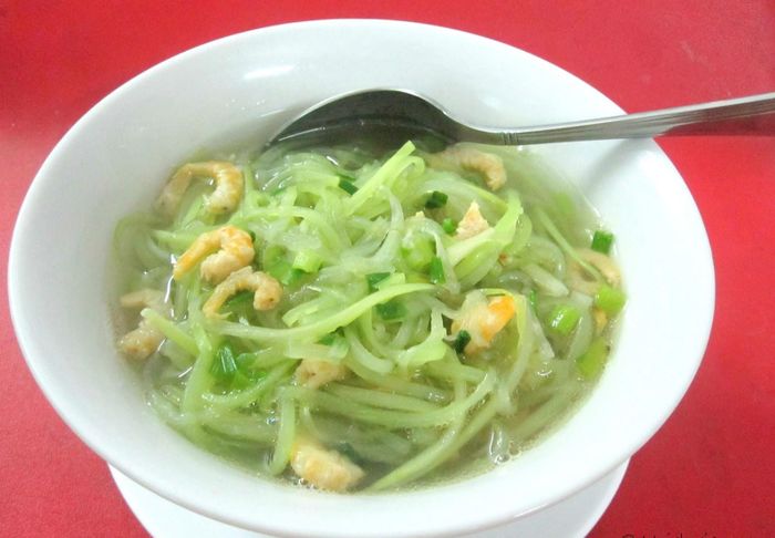 Canh bầu nấu tôm thích hợp cho người mệt mỏi, ăn uống kém trong những ngày nắng nóng kéo dài.