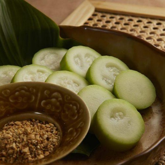 Bầu luộc chấm muối vừng phù hợp cho người đang kiểm soát cân nặng.