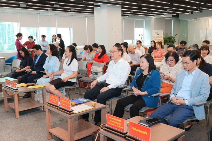 Thứ trưởng Bộ Nông nghiệp và Môi trường Lê Công Thành; PGS.TS Nguyễn Thị Xuyên, Chủ tịch Tổng hội Y học Việt Nam, nguyên Thứ trưởng Bộ Y tế và các đại biểu.