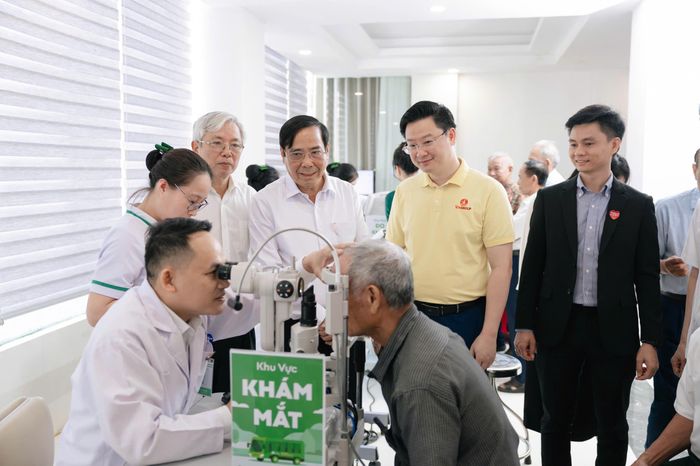 Phần lớn các trường hợp mù lòa xảy ra ở người cao tuổi, ảnh hưởng trực tiếp đến chất lượng cuộc sống và khả năng tự chăm sóc bản thân.