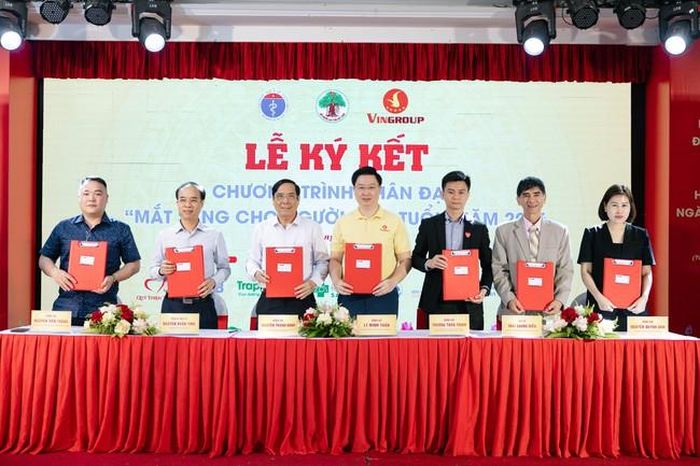 Các đơn vị ký kết chương trình nhân đạo "Mắt sáng cho người cao tuổi" giai đoạn 2025-2028.