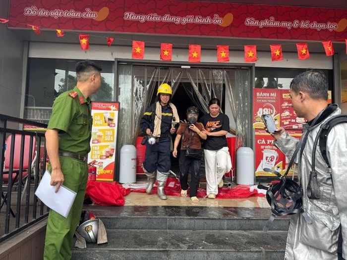 Đám cháy bùng phát tại một siêu thị trên đường Lạc Long Quân, Tây Hồ, Hà Nội vào đầu giờ chiều 2/6. Bốn người mắc kẹt bên trong được lực lượng chức năng cứu thoát.