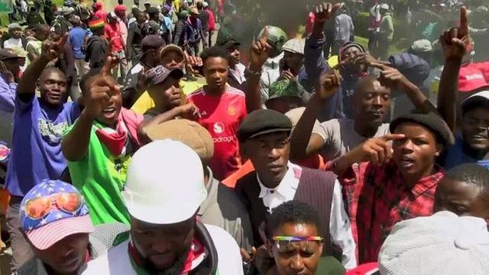 Hàng trăm thanh niên và người dân Kenya biểu tình phản đối việc mở trung tâm cách ly người nhiễm Ebola tại căn cứ quân sự Laikipia. Ảnh: The Australian