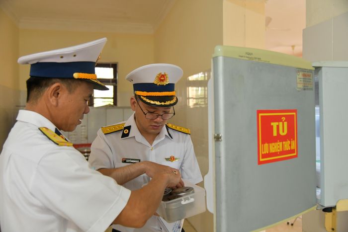 Kiểm tra tủ lưu nhiệm thức ăn 1.