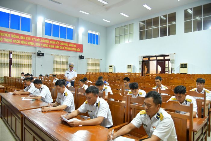 Kiểm tra nhận thức chính trị.