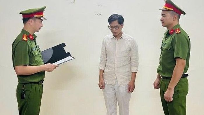 Công an tống đạt Quyết định khởi tố đối với Mai Xuân Chiến về hành vi “Xâm phạm quyền sở hữu công nghiệp”. Ảnh: Công an tỉnh Ninh Bình.