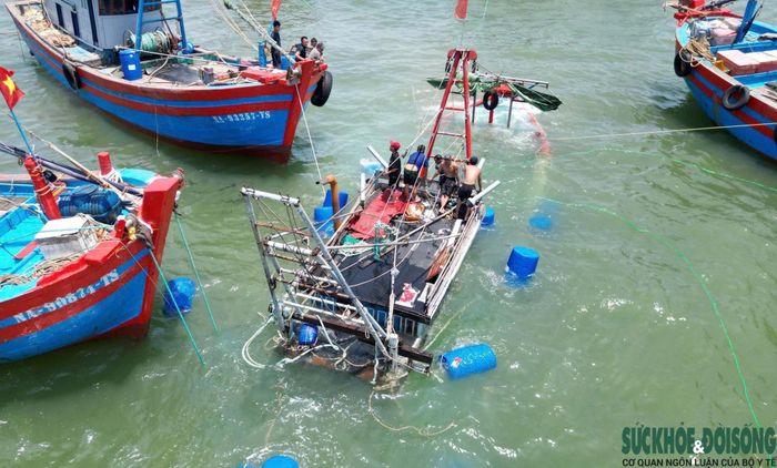 Nhiều tàu cá và ngư dân địa phương đã tiếp cận hiện trường để hỗ trợ trục vớt tàu bị nạn.