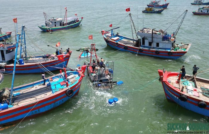 Hiện trường tàu cá NA-90751-TS của ngư dân xã Diễn Châu bị chìm trên vùng biển cách cửa Lạch Vạn khoảng 1km.