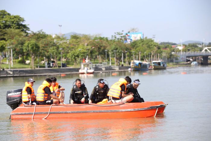 Trước khi thực hành các kỹ, chiến thuật lặn tìm kiếm và cứu hộ, 100% cán bộ, chiến sĩ phải trải qua quá trình rèn luyện thể lực chuyên sâu.