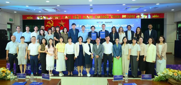 Các đại biểu chụp ảnh lưu niệm.