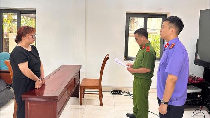 Lê Thu Hoài (áo đen) bị khởi tố. Ảnh: Công an Lạng Sơn.