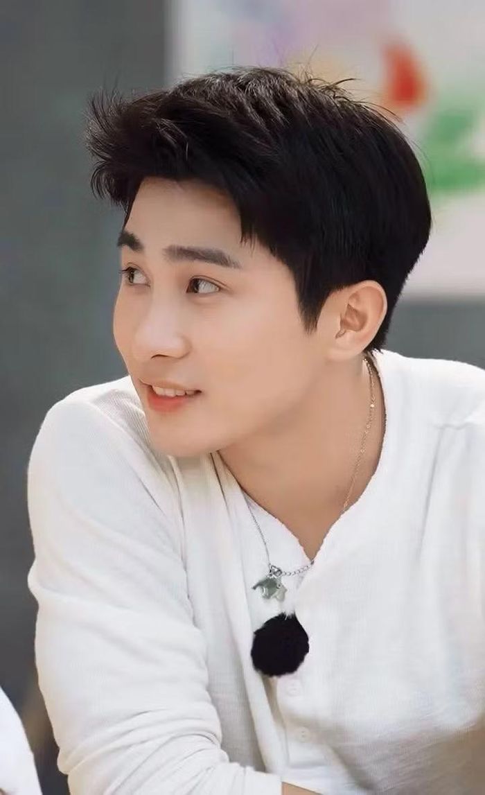  Sơn.K cũng đeo dây chuyền này khi ghi hình chương trình Anh Trai và Cái Đuôi Nhỏ. 