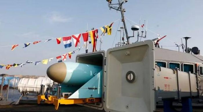 Khi tiếp cận, đầu dò radar chủ động được kích hoạt để khóa và bám mục tiêu, cho phép tấn công chính xác ngay cả trong môi trường có nhiễu điện tử.