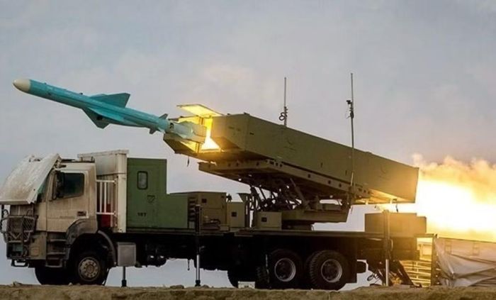 Trong môi trường tác chiến như eo biển Hormuz, nơi chiều rộng tuyến hàng hải hạn chế và thời gian phản ứng ngắn, các đòn tấn công bằng tên lửa chống hạm có thể gây ra rủi ro lớn đối với cả tàu quân sự và tàu dân sự. Điều này khiến khu vực luôn nằm trong tình trạng nhạy cảm về an ninh.