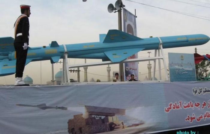 Trong bối cảnh căng thẳng giữa Iran với Mỹ và Israel chưa có dấu hiệu hạ nhiệt, các tuyến hàng hải tại Trung Đông tiếp tục đối mặt với nguy cơ bị ảnh hưởng. Những đòn tấn công bằng tên lửa như Noor cho thấy chiến tranh trên biển đang dịch chuyển theo hướng khó lường hơn, nơi các phương tiện giá thấp có thể tạo ra hiệu quả chiến lược lớn.