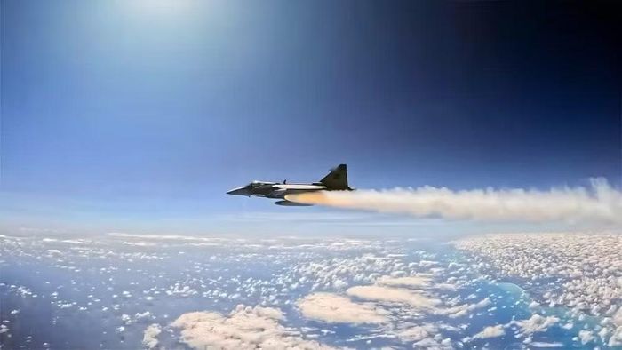 Thậm chí khi đối đầu tiêm kích hạng nặng như Su-30SM2 hoặc Su-35S mang tên lửa R-37M tầm xa 400 km được liên kết với radar điều khiển hỏa lực rất mạnh, sự thất thế vẫn thuộc về JAS 39 Gripen, trang Defense Express kết luận.