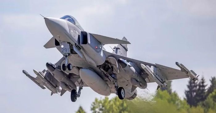 Đặc điểm của tên lửa Meteor được mô tả như sau: Đảm bảo tiêu diệt mục tiêu ở tầm bắn không quá 60 km, và khi phóng từ cự ly vượt quá 100 km hiệu quả của tên lửa sẽ giảm đi đáng kể, do vậy khả năng chiến đấu giảm xuống", tờ Defense Express nói rõ.