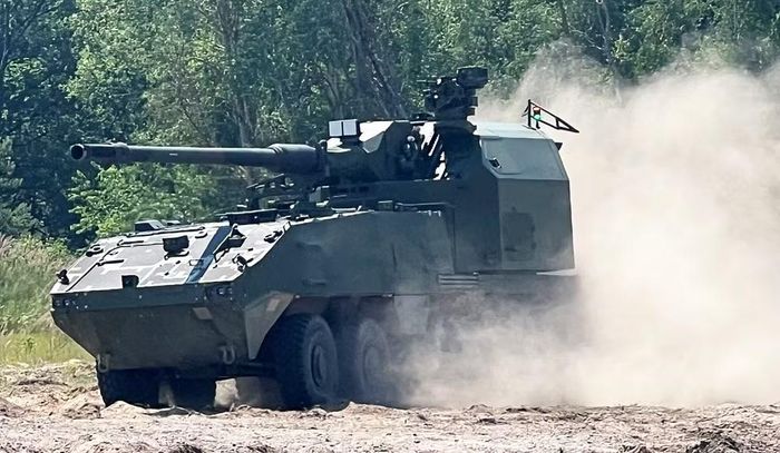 Một trong những điểm nổi bật của tổ hợp này là mức độ tự động hóa rất cao. Kíp chiến đấu chỉ cần 2 người, có thể bổ sung người thứ 3 khi cần thiết, toàn bộ quá trình nạp đạn, ngắm bắn và khai hỏa đều được điều khiển tự động từ trong xe.