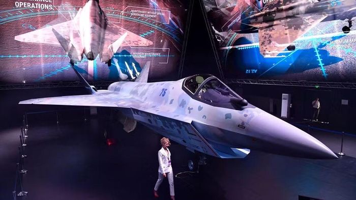 Thông số kỹ thuật được công bố của Su-75 bao gồm tốc độ lớn nhất Mach 2, tầm bay lên đến 3.000 km và tải trọng chiến đấu 7.400 kg, tương đương nhiều chiến đấu cơ hạng nặng.