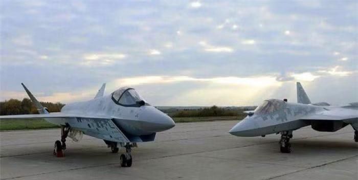 Máy bay chiến đấu tiên tiến Su-75 Checkmate đang được phát triển với kiến trúc mở và có ba biến thể: một chỗ ngồi, hai chỗ ngồi và không người lái. Máy bay này được phát triển nhằm phục vụ cả Lực lượng Không quân Vũ trụ Nga và các khách hàng nước ngoài.