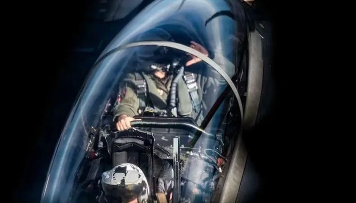 Điểm đặc trưng dễ nhận thấy của F-15E là cấu hình hai chỗ ngồi. Trong khi phi công phía trước tập trung điều khiển máy bay, sĩ quan vũ khí phía sau đảm nhiệm việc vận hành radar, cảm biến và dẫn đường vũ khí.