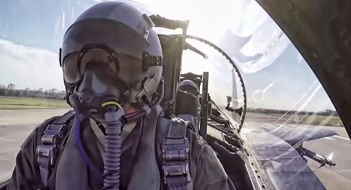 Khả năng chiến đấu của F-15E được đánh giá cao nhờ sự linh hoạt. Trong vai trò không chiến, máy bay mang theo các loại tên lửa không đối không hiện đại, đủ sức đối đầu với nhiều dòng tiêm kích thế hệ mới.