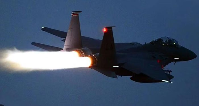 Khác với phiên bản F-15 nguyên bản vốn thiên về chiếm ưu thế trên không, F-15E được thiết kế lại để trở thành một nền tảng đa nhiệm thực thụ, có thể vừa giao chiến với tiêm kích đối phương, vừa tiến hành không kích chính xác vào các mục tiêu mặt đất.