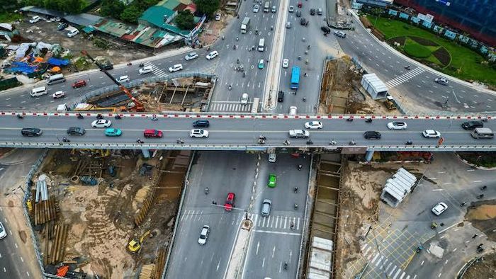 Nhiều khu vực tại nút giao Cổ Linh - Vĩnh Tuy hiện được quây tôn để đào hầm, lắp đặt hệ thống đường ống kỹ thuật và triển khai các hạng mục ngầm. Ảnh: Thắng Hoàng.